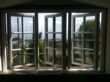 Kvist vindue med udsigt over Øresund.